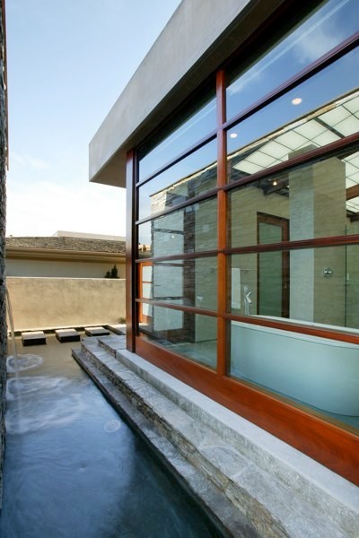 Großes, Einstöckiges Modernes Einfamilienhaus mit Steinfassade, beiger Fassadenfarbe und Flachdach in Orange County