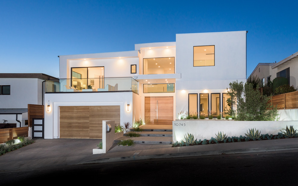Ejemplo de fachada blanca minimalista de dos plantas con revestimiento de estuco y tejado plano