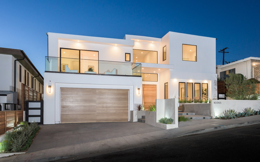 Modern white two-story stucco flat roof idea in Los Angeles