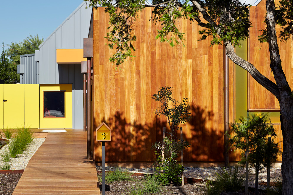 Idée de décoration pour une façade de maison minimaliste.