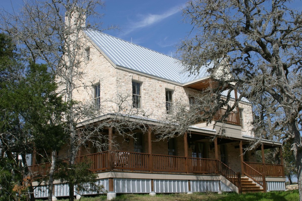Exemple d'une très grande façade de maison multicolore nature à un étage avec un revêtement mixte, un toit à deux pans et un toit en métal.