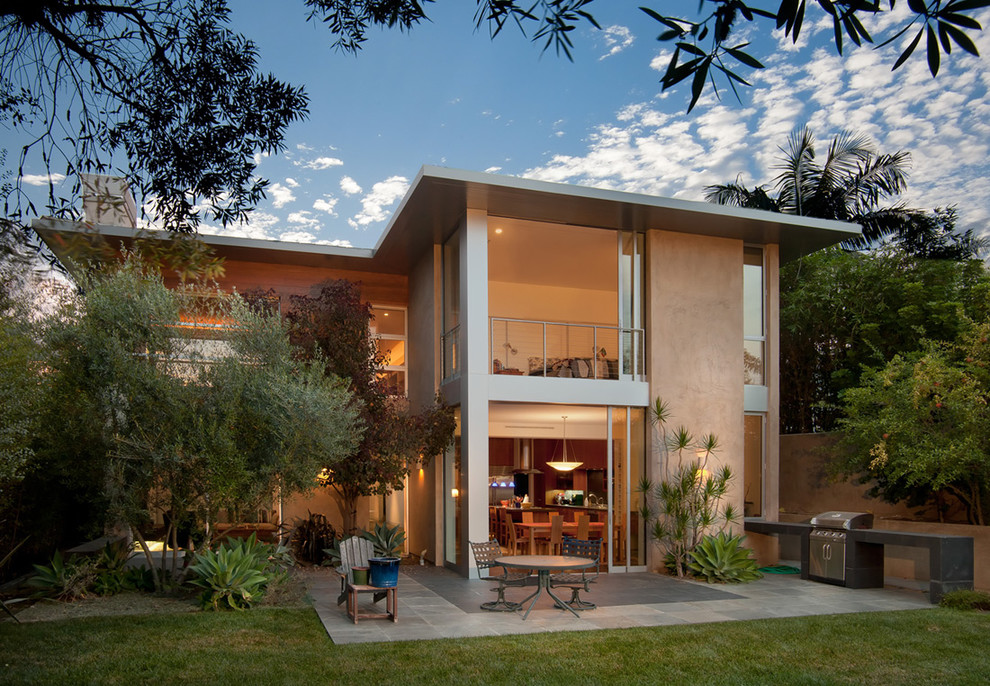 Idee per la villa beige moderna a due piani di medie dimensioni con rivestimento in stucco e tetto piano