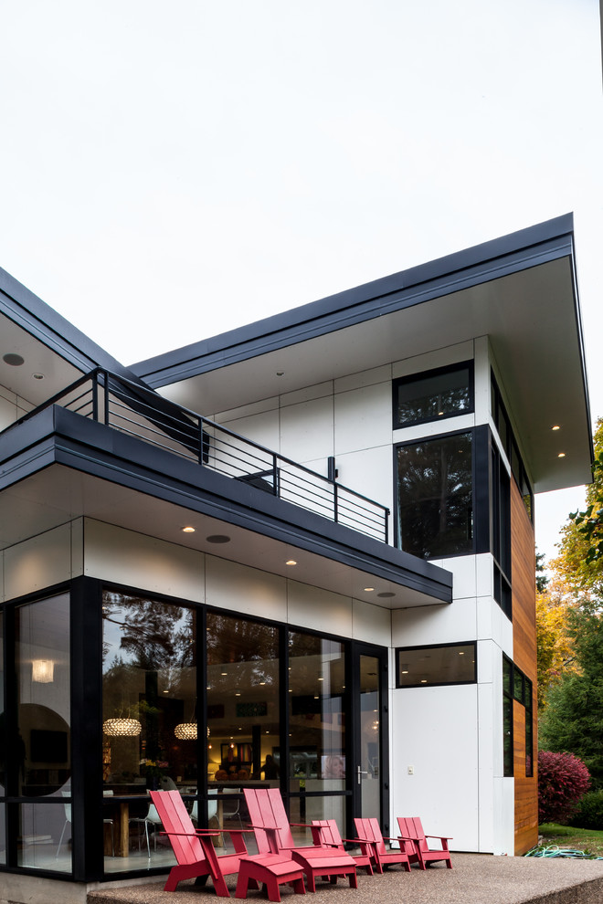 Zweistöckiges Modernes Haus mit weißer Fassadenfarbe in Sonstige