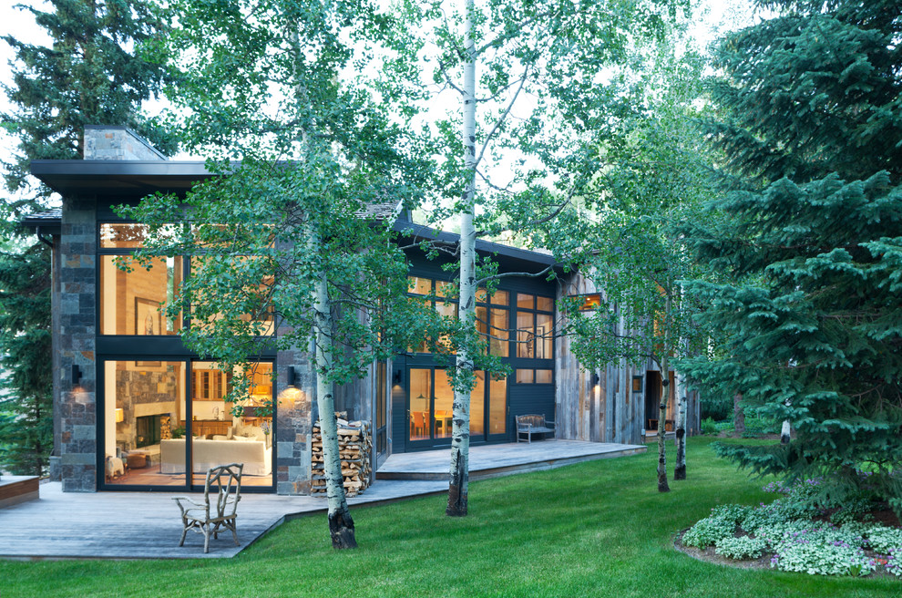 Große, Zweistöckige Moderne Holzfassade Haus mit grauer Fassadenfarbe und Pultdach in Denver