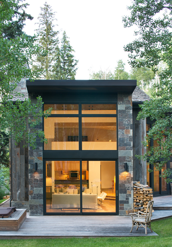 Inspiration för stora moderna grå trähus, med två våningar och pulpettak
