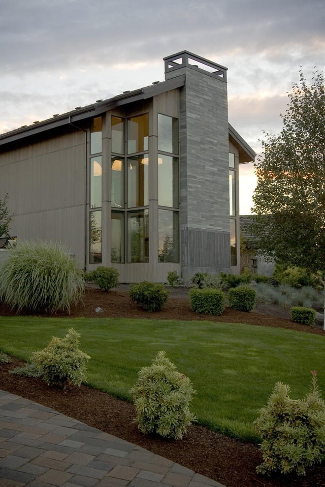 Photo of a contemporary house exterior in Portland.