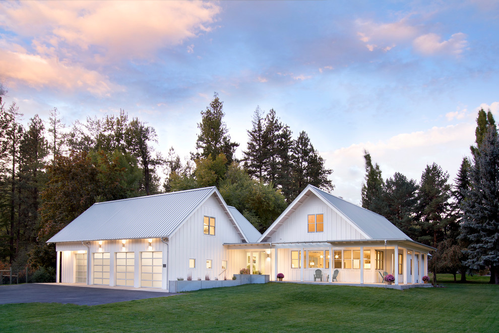 Ejemplo de fachada de casa blanca de estilo de casa de campo de tamaño medio de una planta con tejado a dos aguas, tejado de metal y revestimiento de aglomerado de cemento