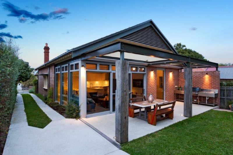 シドニーにある小さなコンテンポラリースタイルのおしゃれな家の外観 (レンガサイディング) の写真