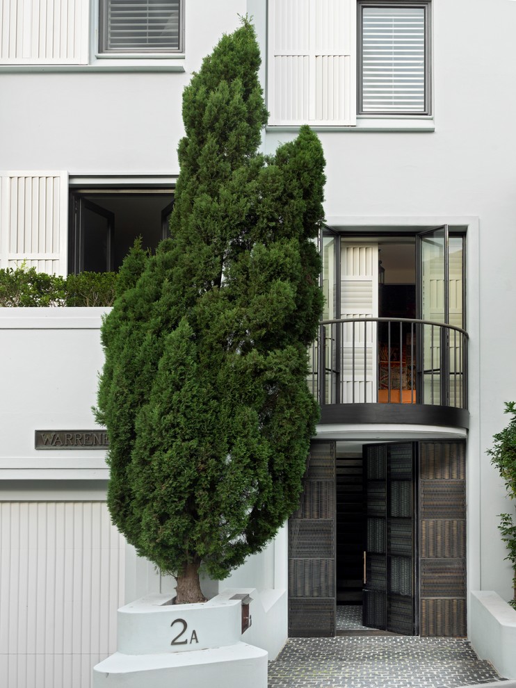 Imagen de fachada gris tradicional de tres plantas