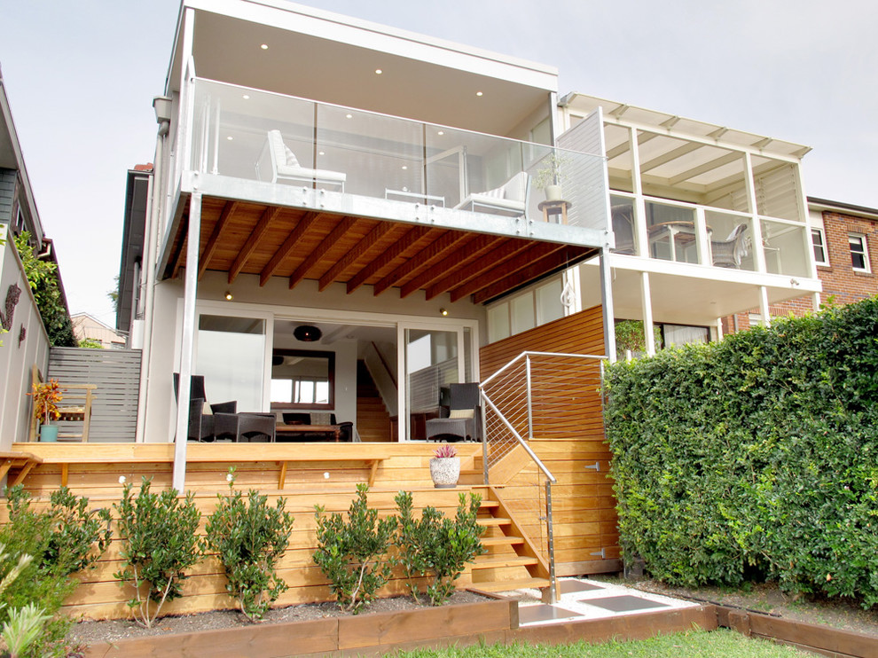 Идея дизайна: двухэтажный, бежевый дом в современном стиле