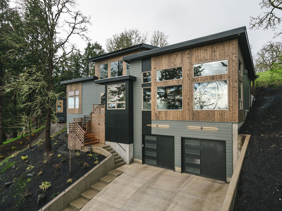 Großes, Zweistöckiges Rustikales Einfamilienhaus mit Mix-Fassade, grauer Fassadenfarbe, Misch-Dachdeckung und Pultdach in Portland
