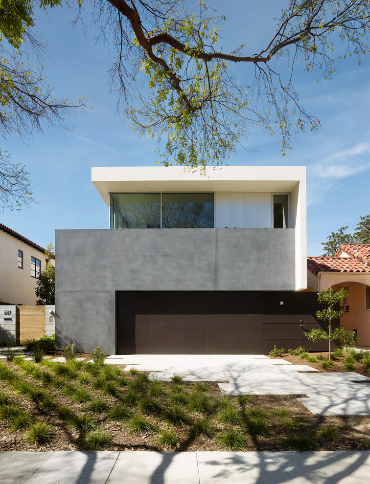 Imagen de fachada de casa beige contemporánea de dos plantas con tejado plano y revestimiento de hormigón