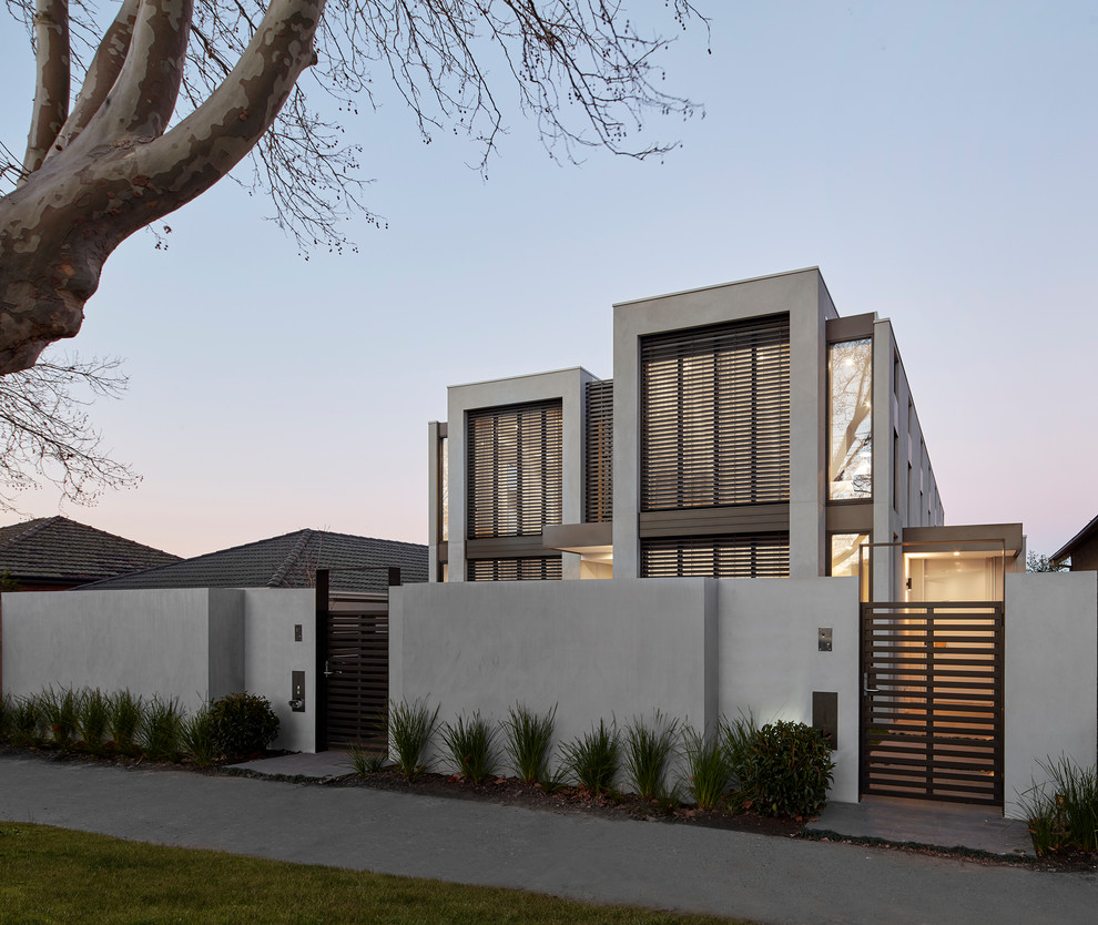 Источник вдохновения для домашнего уюта: двухэтажный, серый дуплекс среднего размера в современном стиле с облицовкой из бетона, плоской крышей и металлической крышей