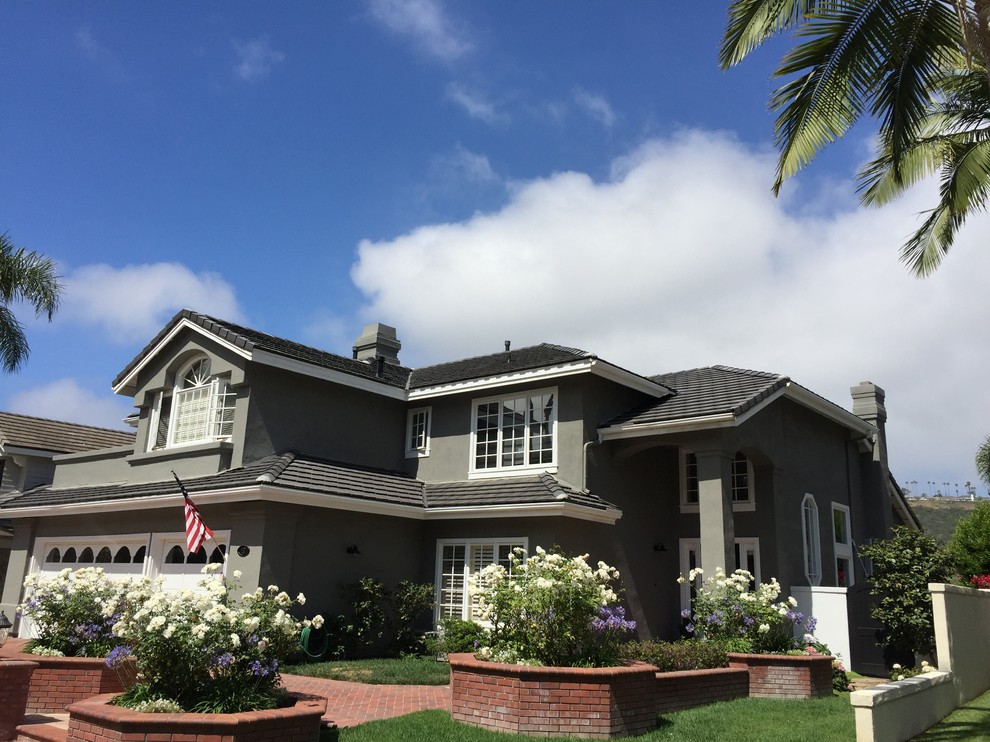Mittelgroßes, Zweistöckiges Klassisches Einfamilienhaus mit Putzfassade, grauer Fassadenfarbe, Satteldach und Ziegeldach in Orange County
