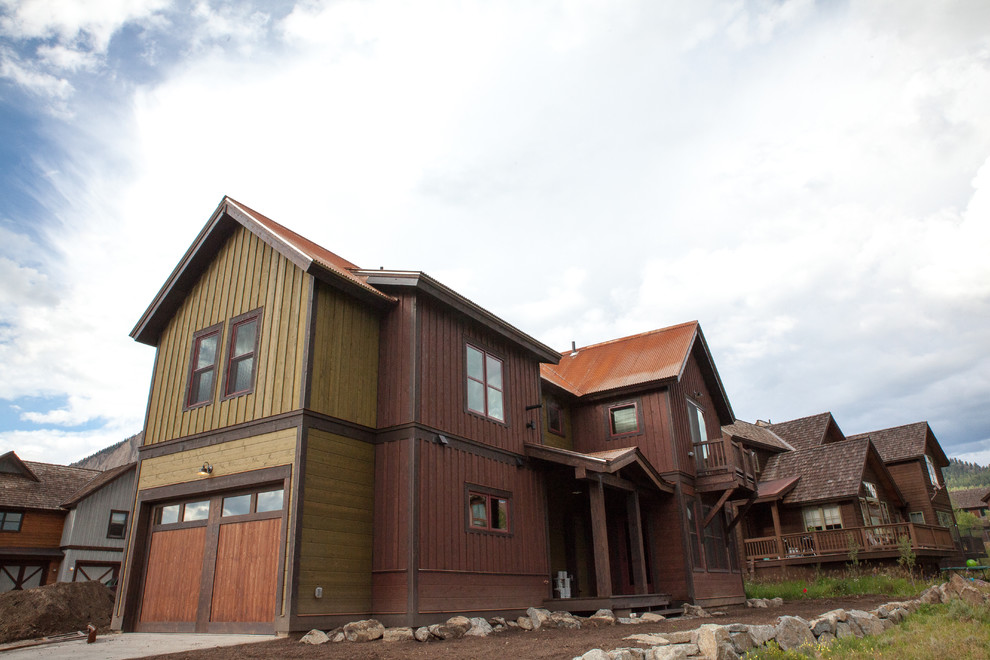 Ispirazione per la villa grande multicolore rustica a due piani con rivestimento in legno, tetto a capanna e copertura in metallo o lamiera