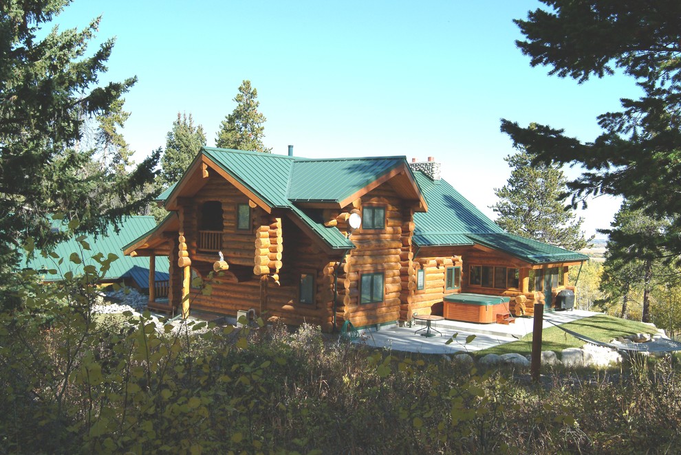 Пример оригинального дизайна: деревянный дом в стиле рустика с двускатной крышей
