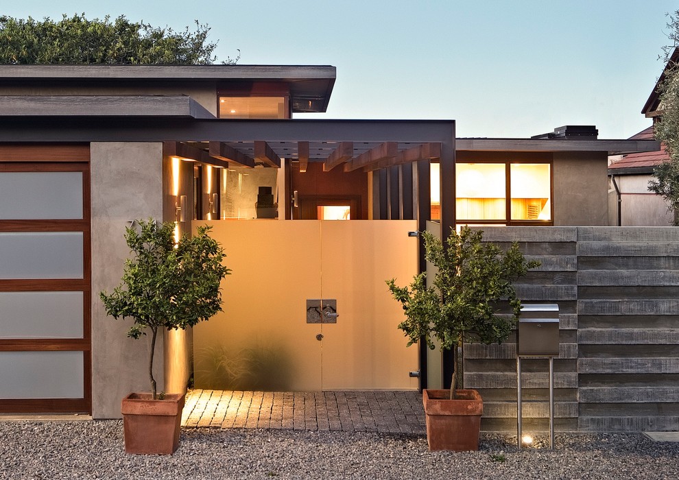 На фото: серый, одноэтажный частный загородный дом среднего размера в стиле ретро с облицовкой из бетона и плоской крышей