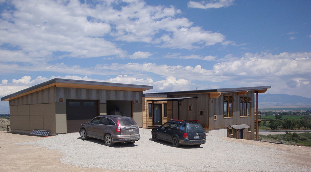 Cette image montre une façade de maison design de taille moyenne et à un étage avec un revêtement mixte et un toit en appentis.