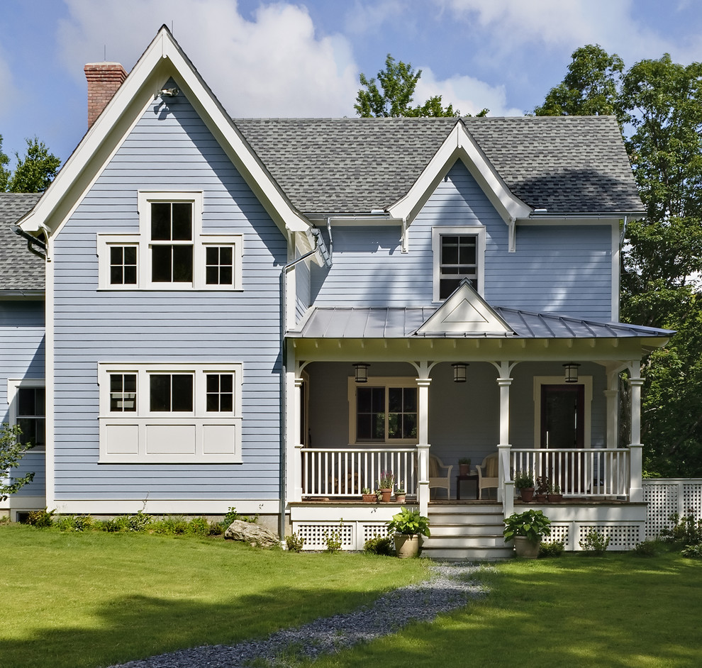 Foto de fachada de estilo de casa de campo de tamaño medio de dos plantas con revestimiento de madera