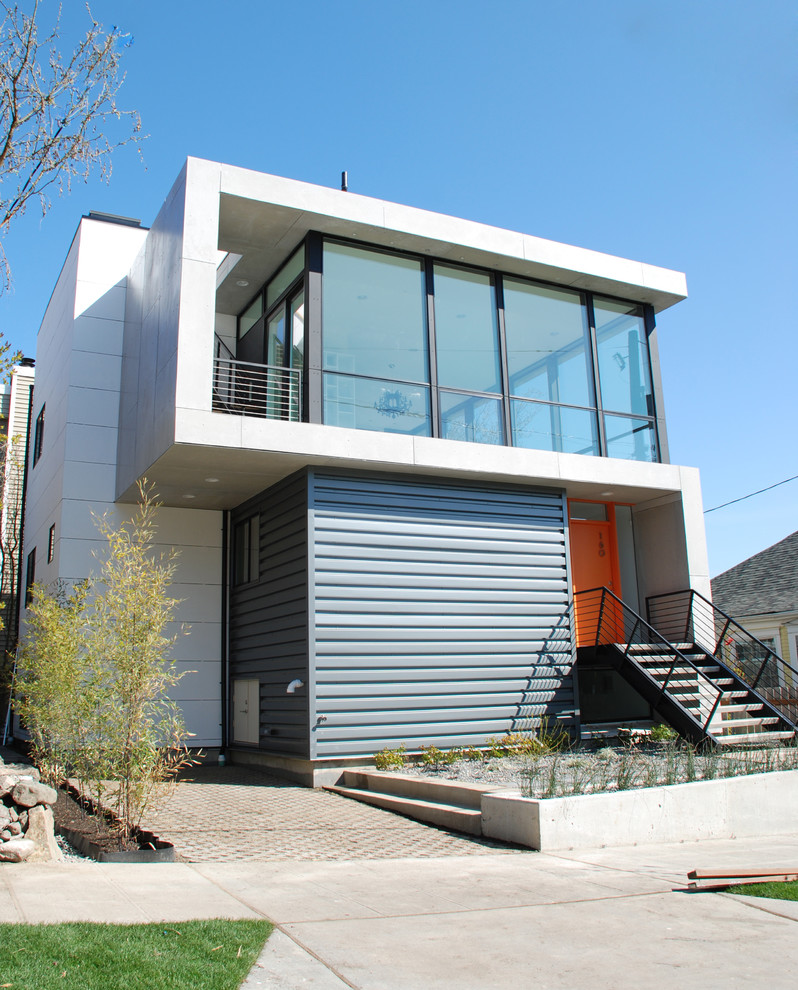 Foto della facciata di una casa contemporanea con rivestimento in metallo