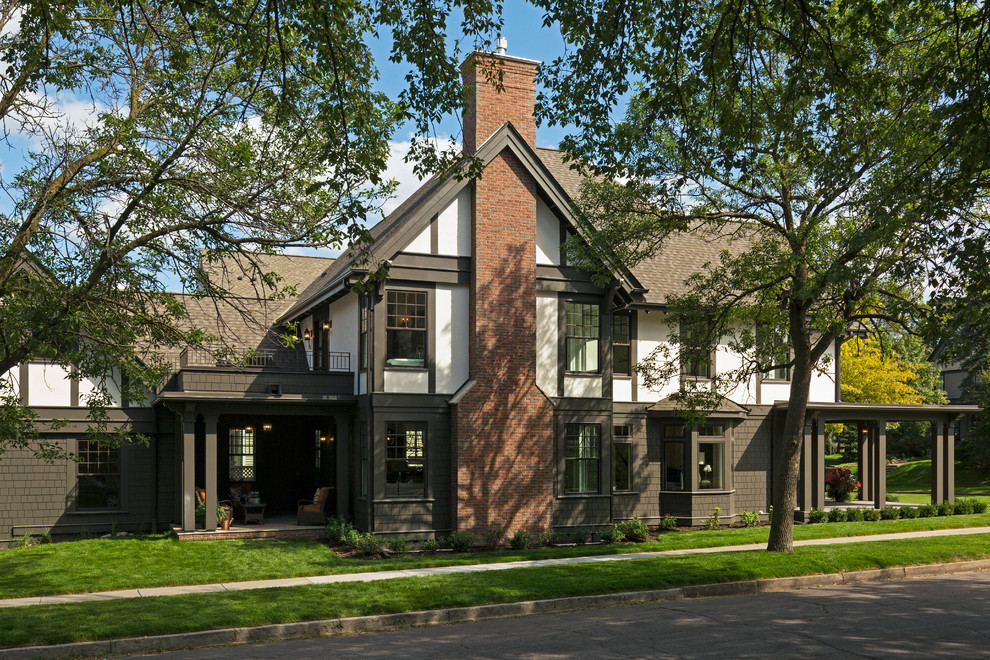 Immagine della facciata di una casa grande marrone american style a due piani