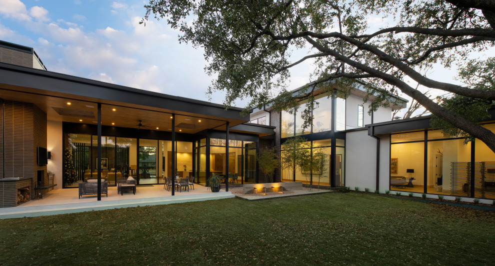 Großes, Zweistöckiges Modernes Einfamilienhaus mit Backsteinfassade, bunter Fassadenfarbe und Flachdach in Dallas