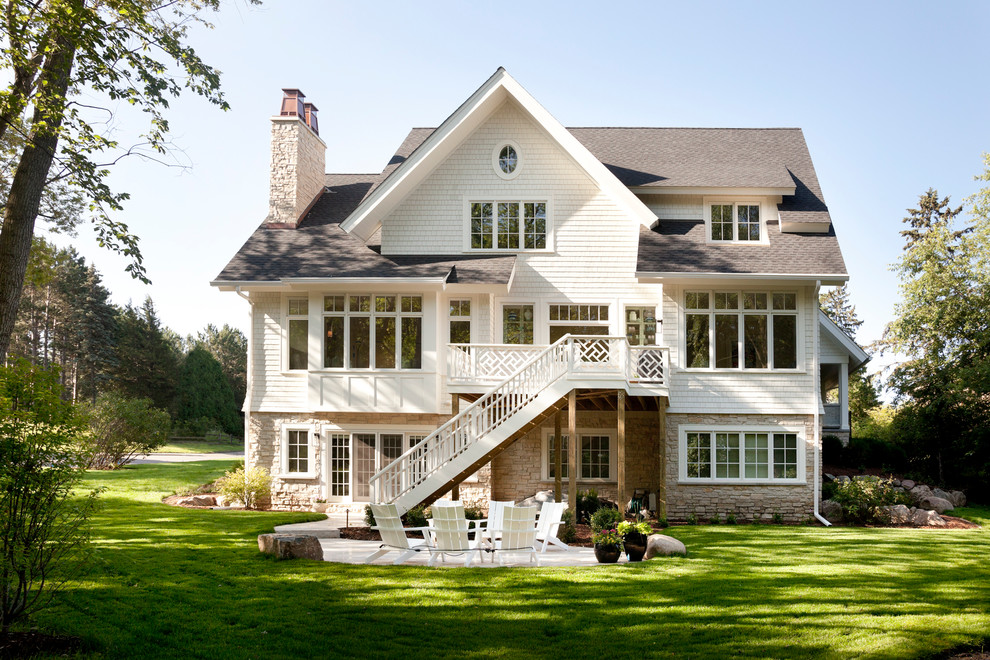 Idee per la facciata di una casa bianca classica a tre piani con rivestimento in legno e tetto a capanna