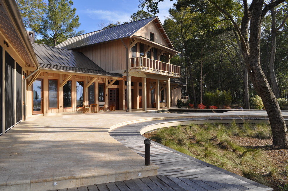 Zweistöckige Klassische Holzfassade Haus mit beiger Fassadenfarbe und Satteldach in Atlanta