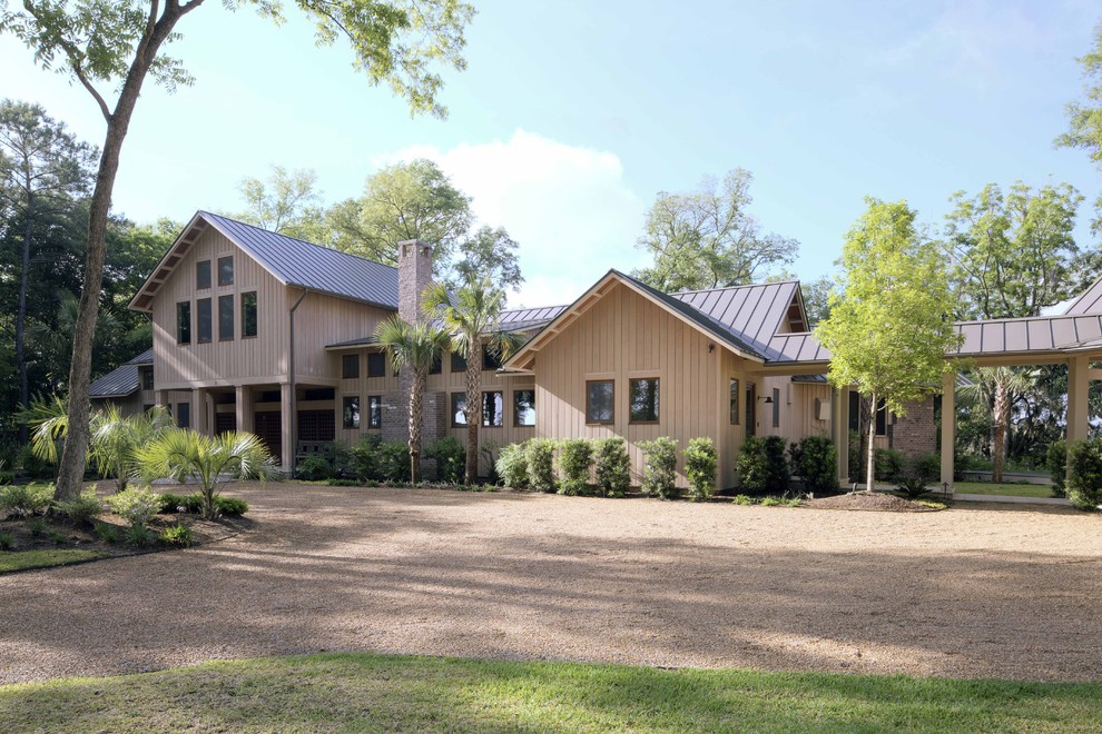 Cette image montre une façade de maison design en bois avec un toit à deux pans.