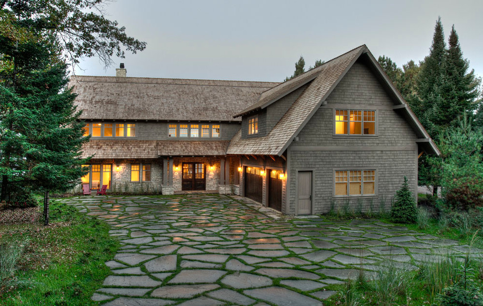 Idée de décoration pour une façade de maison chalet en bois à un étage avec un toit à deux pans.