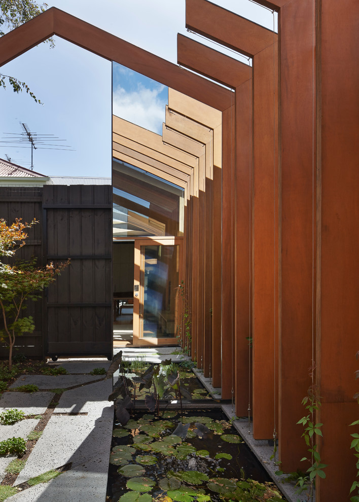 Ispirazione per la facciata di una casa beige contemporanea a un piano di medie dimensioni con rivestimento in legno e tetto a capanna