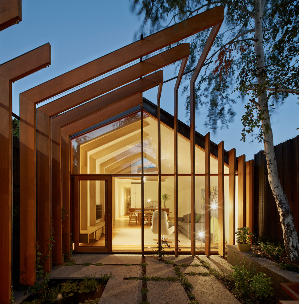 Идея дизайна: одноэтажный, деревянный, бежевый дом среднего размера в современном стиле с двускатной крышей