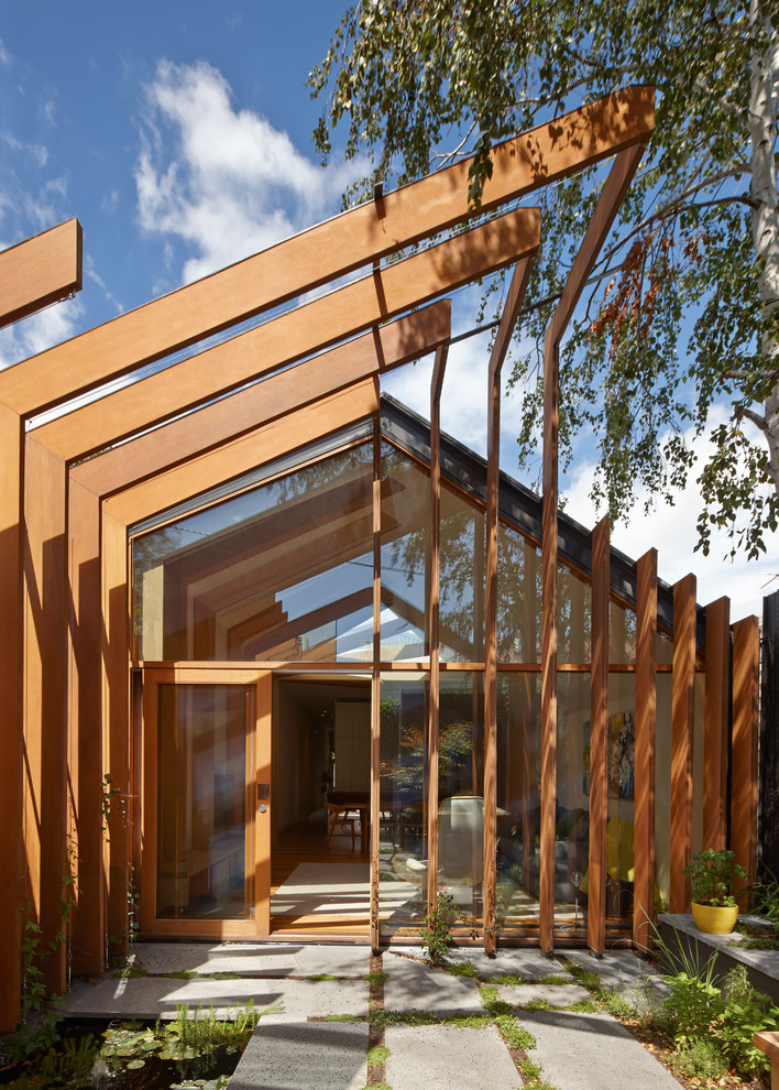 Idées déco pour une façade de maison beige contemporaine en bois de taille moyenne et de plain-pied avec un toit à deux pans.