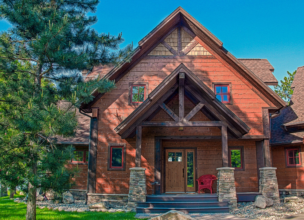 Cette photo montre une façade de maison montagne en bois avec un toit mixte.