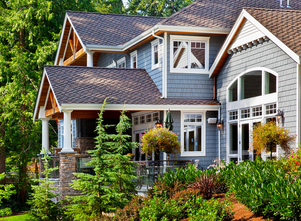 Geräumige, Zweistöckige Urige Holzfassade Haus mit blauer Fassadenfarbe und Walmdach in Seattle