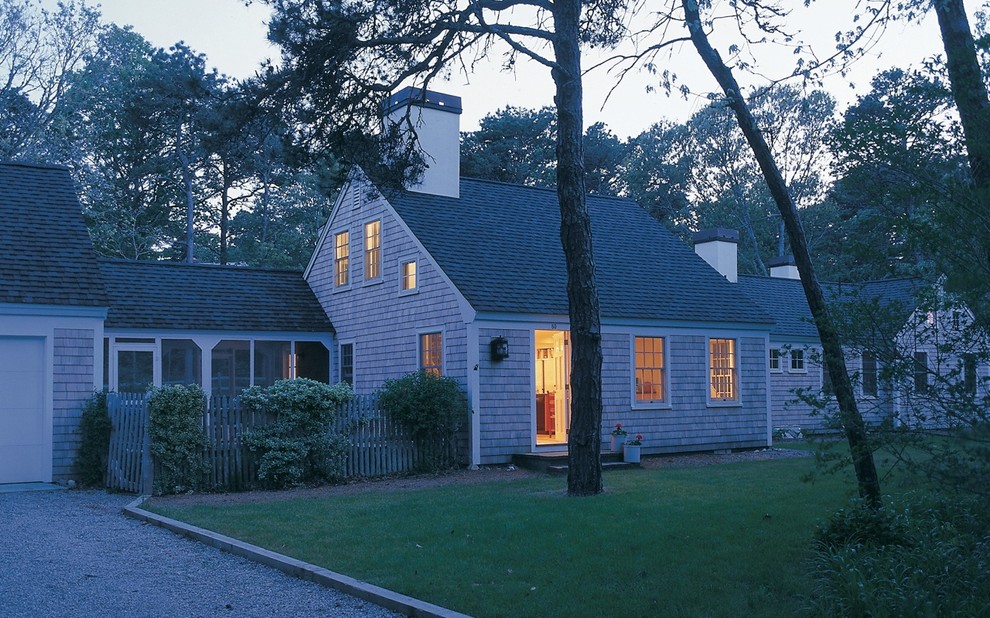 Inspiration för mellanstora klassiska bruna hus, med två våningar, sadeltak och tak i shingel