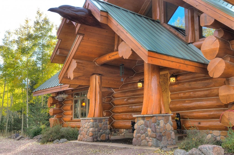Idee per la villa grande marrone rustica a due piani con rivestimento in legno, tetto a capanna e copertura in metallo o lamiera