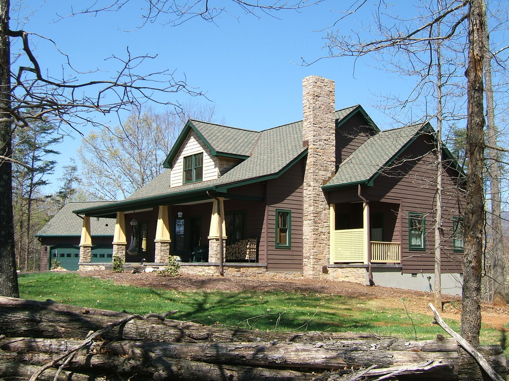 Foto della facciata di una casa marrone american style a due piani di medie dimensioni con rivestimento in vinile e tetto piano