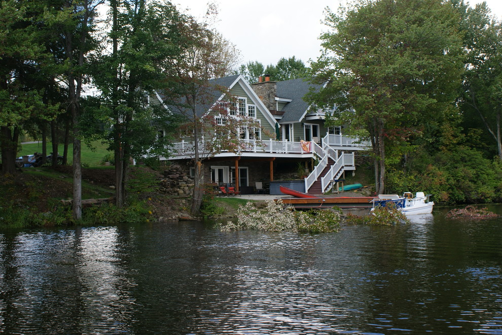 Inspiration pour une façade de maison verte marine en bois de taille moyenne et à deux étages et plus avec un toit à deux pans.