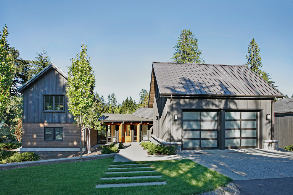 Mittelgroße, Zweistöckige Moderne Holzfassade Haus mit grauer Fassadenfarbe und Satteldach in Seattle