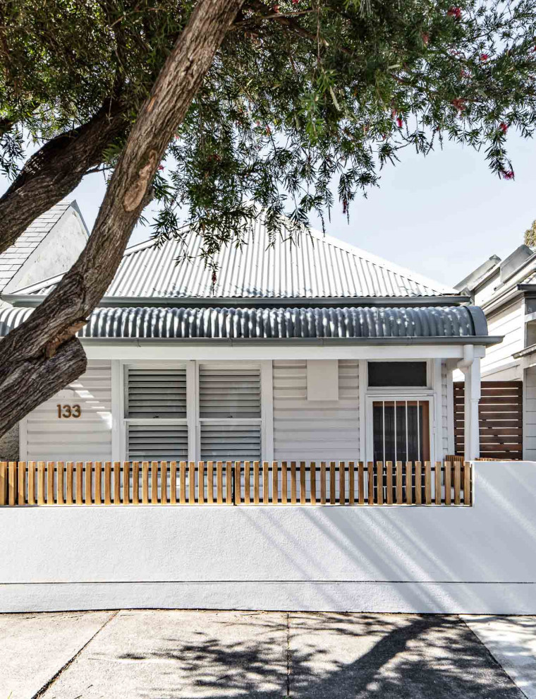 Kleines, Einstöckiges Modernes Einfamilienhaus mit weißer Fassadenfarbe, Walmdach, Blechdach und grauem Dach in Sydney