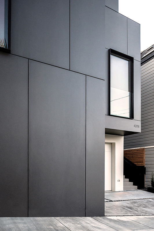 Großes, Dreistöckiges Modernes Haus mit Faserzement-Fassade, grauer Fassadenfarbe und Flachdach in San Francisco