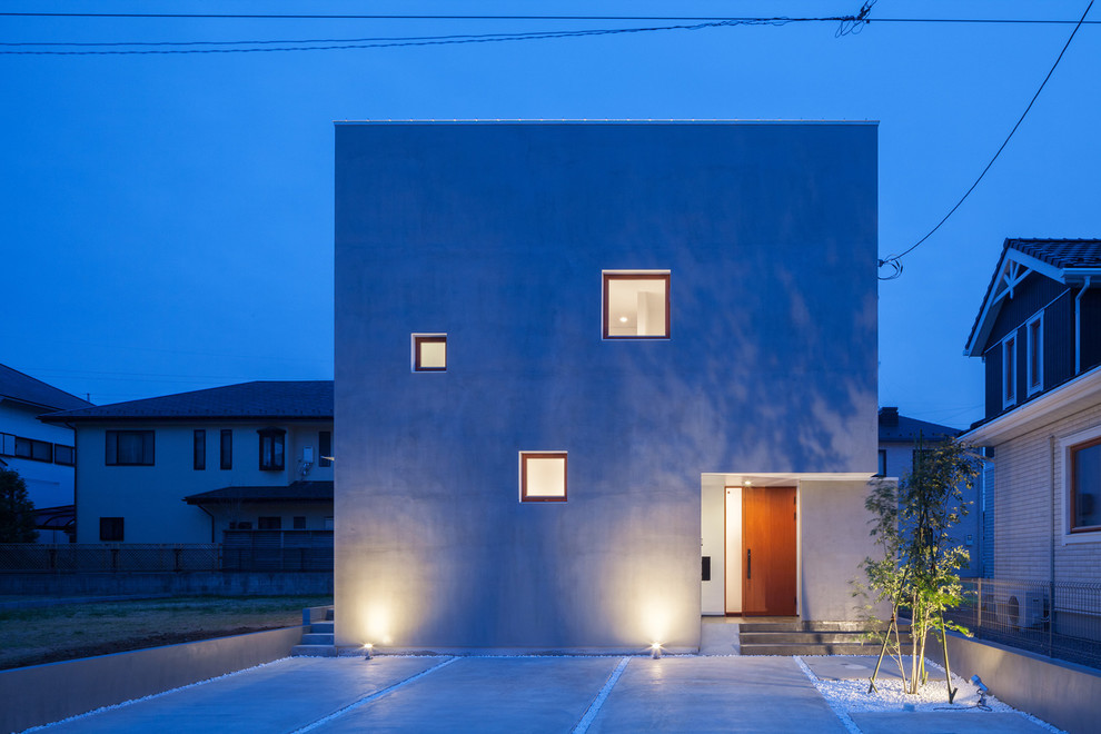 Стильный дизайн: двухэтажный, серый частный загородный дом в современном стиле с плоской крышей и облицовкой из бетона - последний тренд