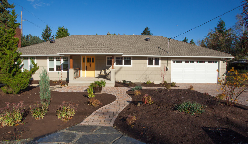 Cette photo montre une grande façade de maison grise tendance en bois de plain-pied avec un toit à quatre pans.