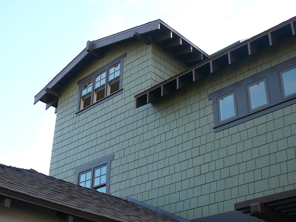 Idées déco pour une façade de maison verte craftsman en panneau de béton fibré de taille moyenne et à un étage avec un toit à deux pans.