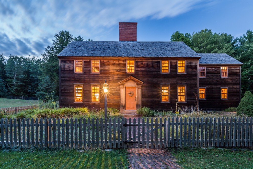 Zweistöckige Landhausstil Holzfassade Haus mit brauner Fassadenfarbe und Satteldach in Boston