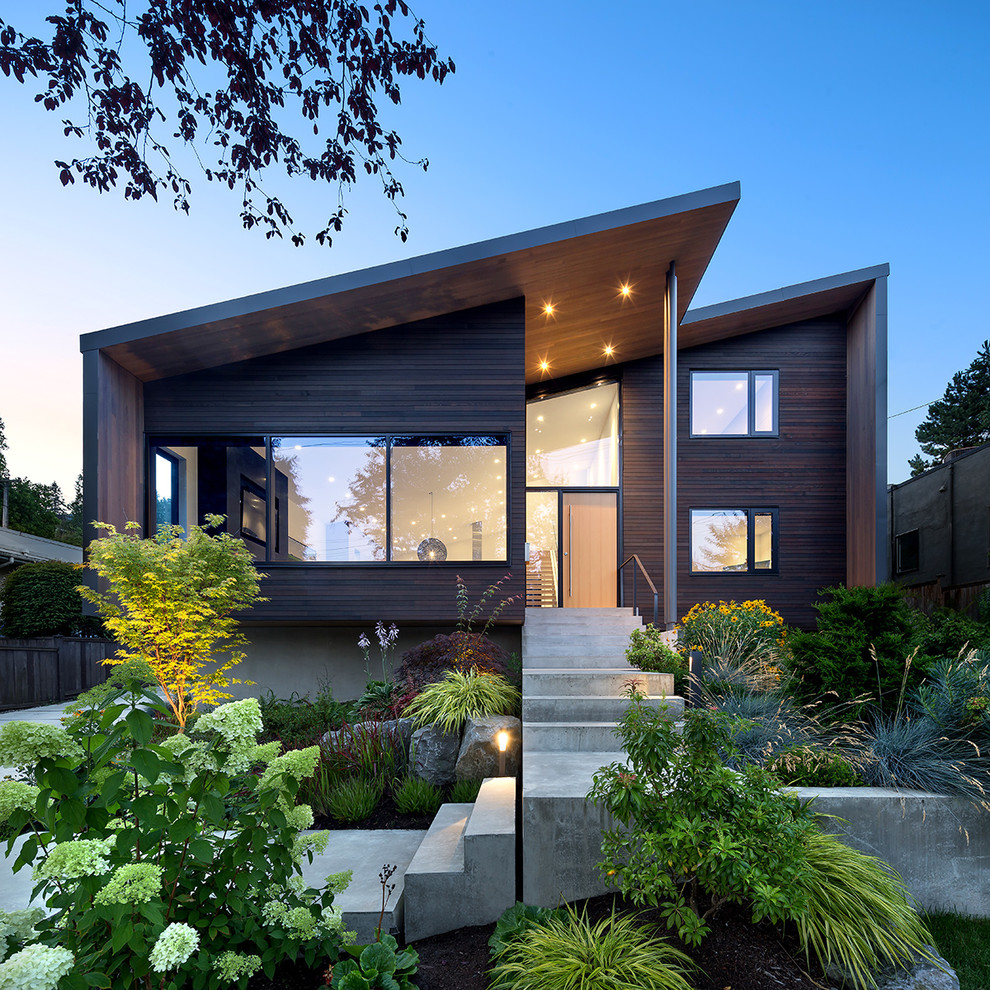 Стильный дизайн: трехэтажный, деревянный, коричневый частный загородный дом среднего размера в современном стиле с односкатной крышей - последний тренд