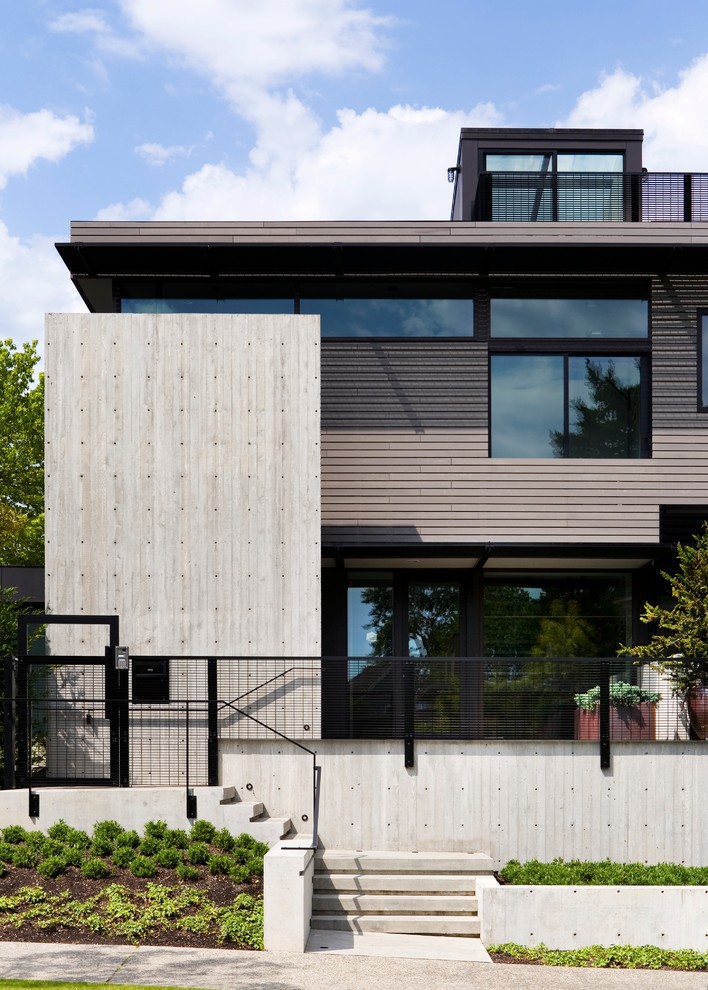 Exemple d'une façade de maison marron tendance à un étage.