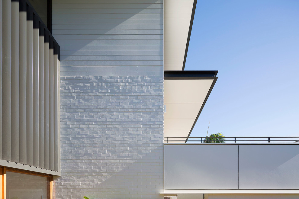 Großes, Dreistöckiges Modernes Einfamilienhaus mit weißer Fassadenfarbe, Flachdach und Blechdach in Sydney