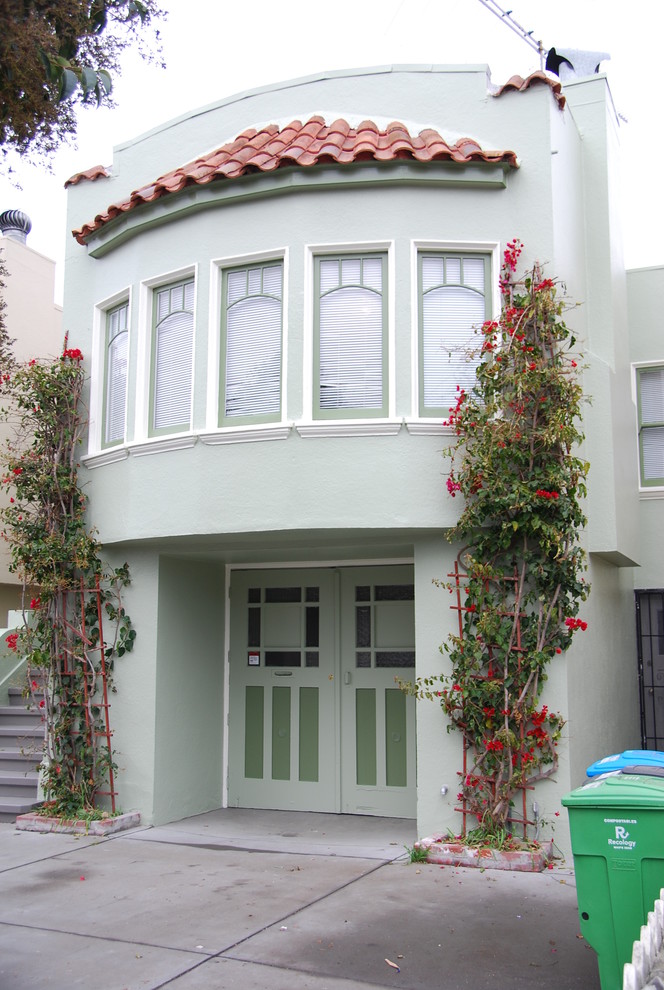 Ispirazione per la facciata di una casa verde mediterranea